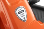 Cortador de relva com assento Husqvarna R 214TC Comfort Edition com plataforma de corte de 103 cm – 16,1 CV - Image 4