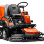 Cortador de relva com assento Husqvarna RC 320Ts AWD com saco de recolha de 300 L, sem plataforma