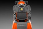 Cortador de relva com assento Husqvarna RC 320Ts AWD com saco de recolha de 300 L, sem plataforma - Image 14