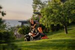 Cortador de relva Husqvarna R 200iX AWD Accu Rider sem plataforma de corte e carregador de bateria - Image 6